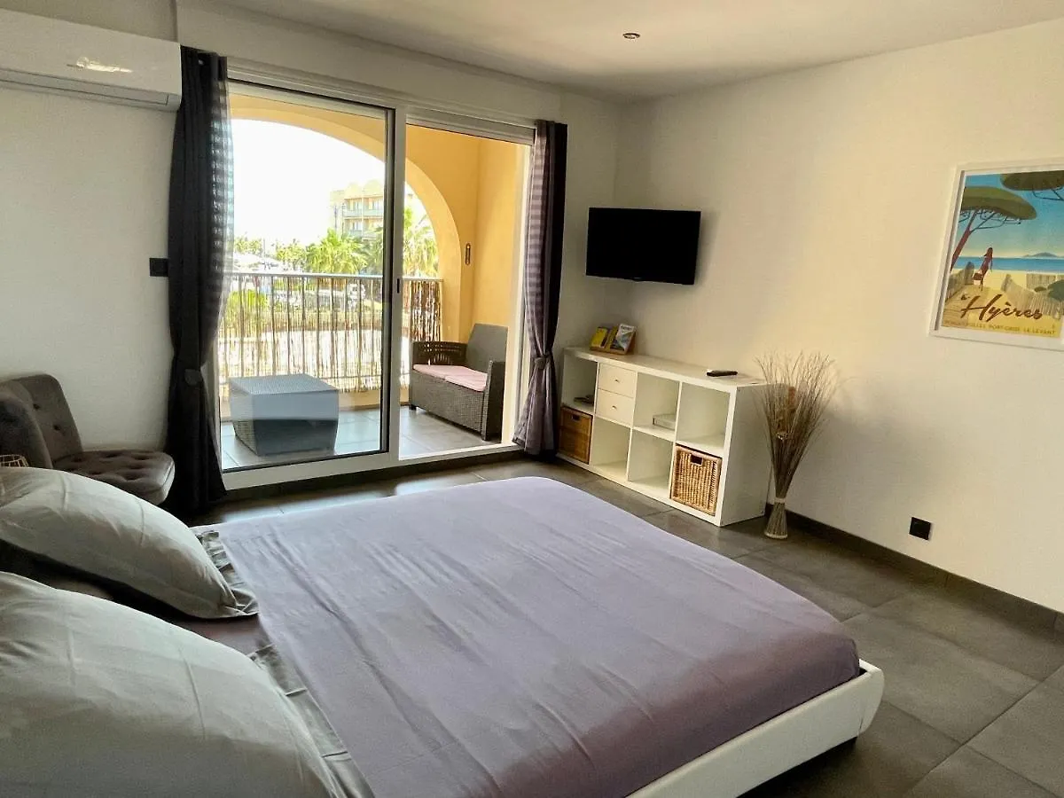 Le Port Plage Studio Tout Confort Terrasse Clim Hyeres 0*,  France