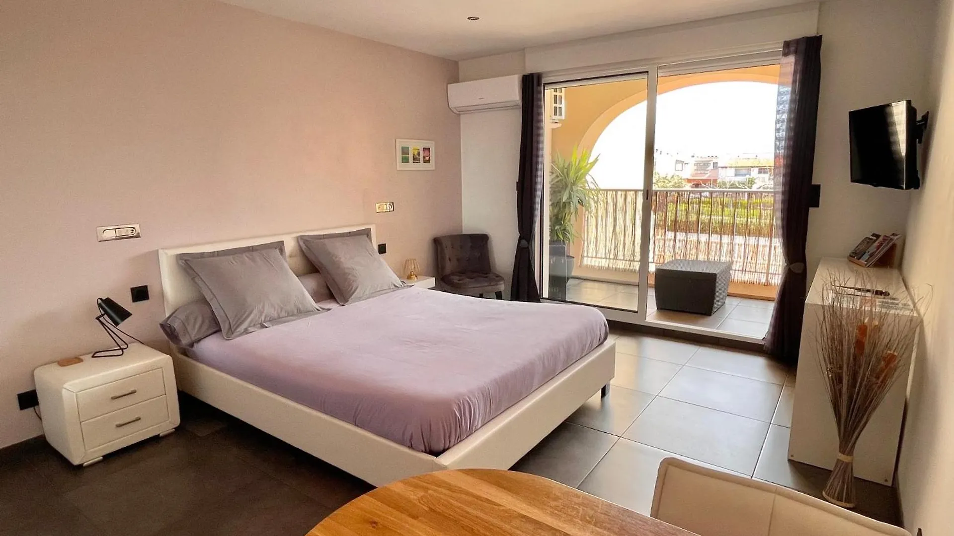 Apartment Le Port Plage Studio Tout Confort Terrasse Clim Hyeres