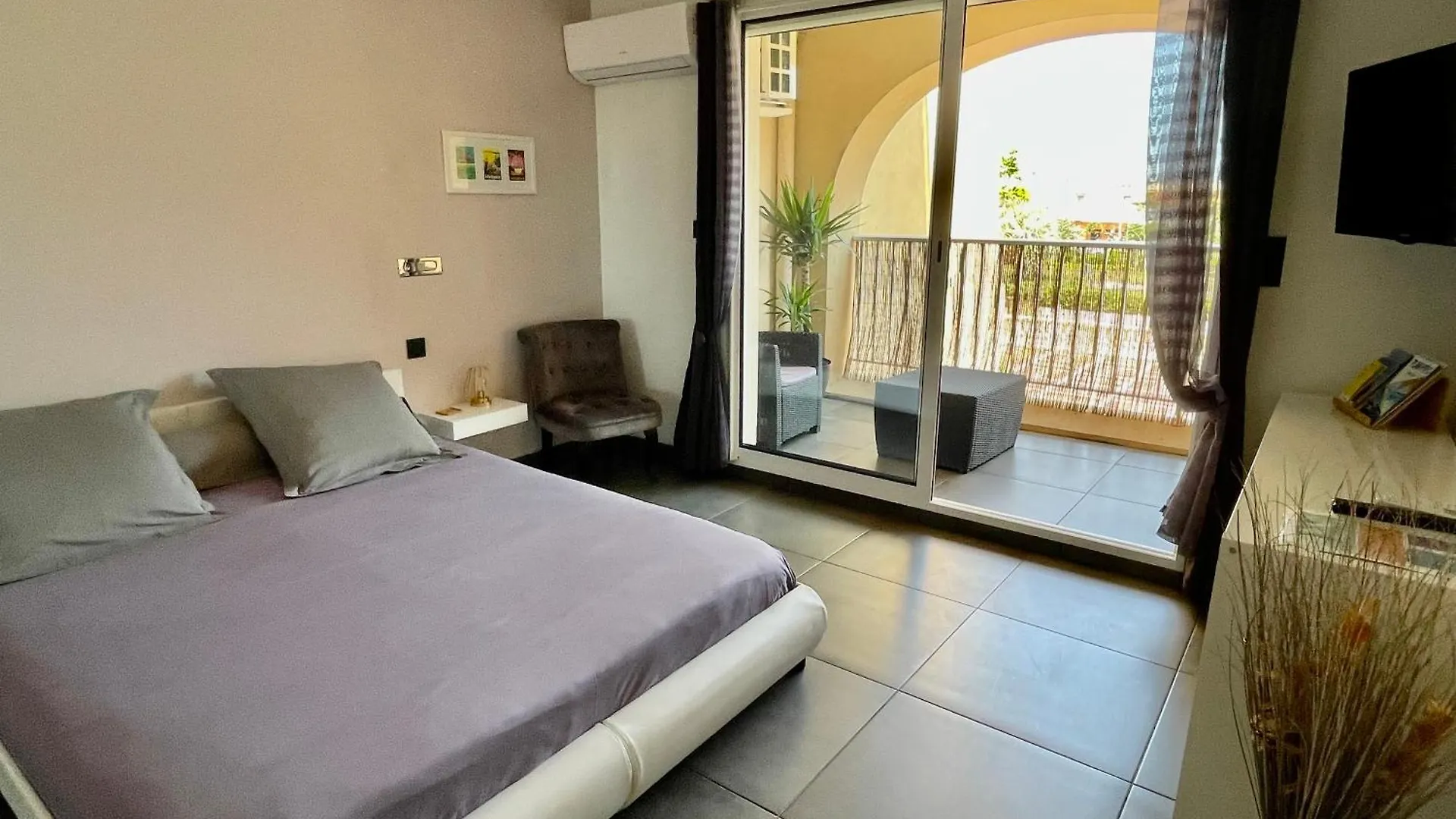 Apartment Le Port Plage Studio Tout Confort Terrasse Clim Hyeres